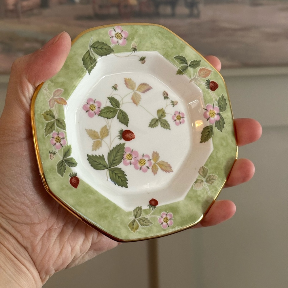 Wedgwood Wild Strawberry Bone China Trinket Dish Small Plate Tchotchke  5”
